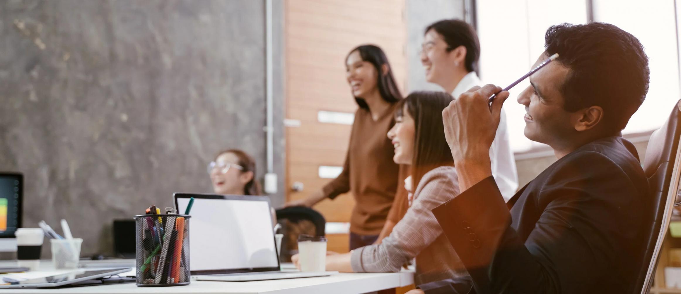 Materiały historyczne i dokumenty prasowe z różnych epok