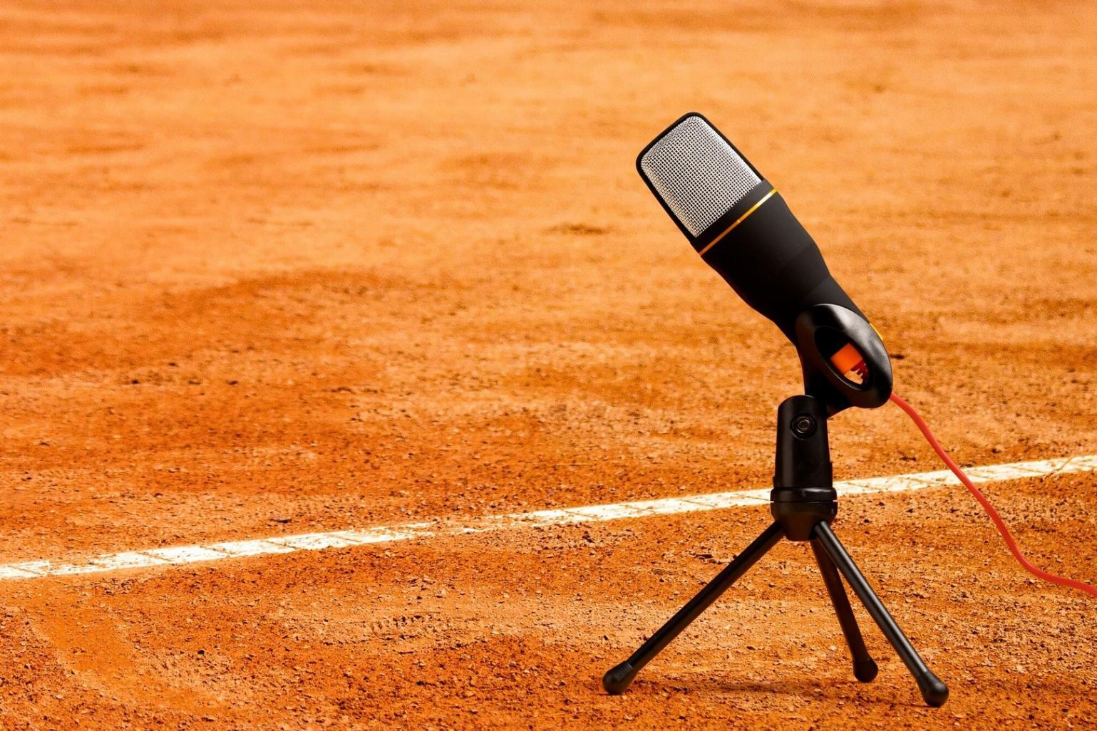 Osoba studiująca historyczne materiały prasowe na laptopie